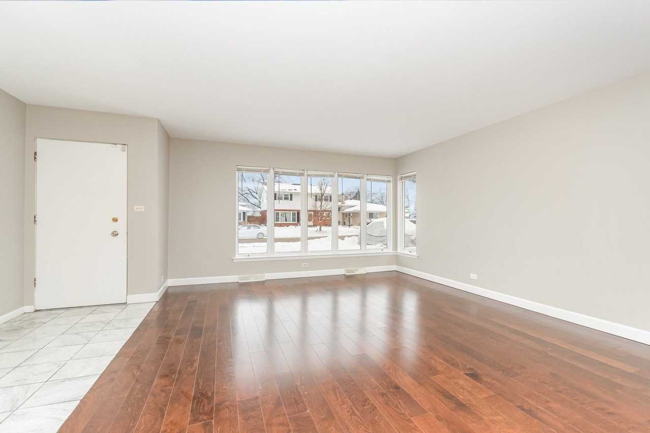 2913 Kensington Ave - Photo 5 of 25