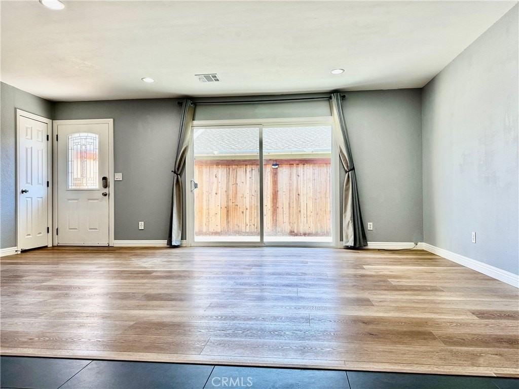 11872 Goodale Ave - Photo 5 of 32