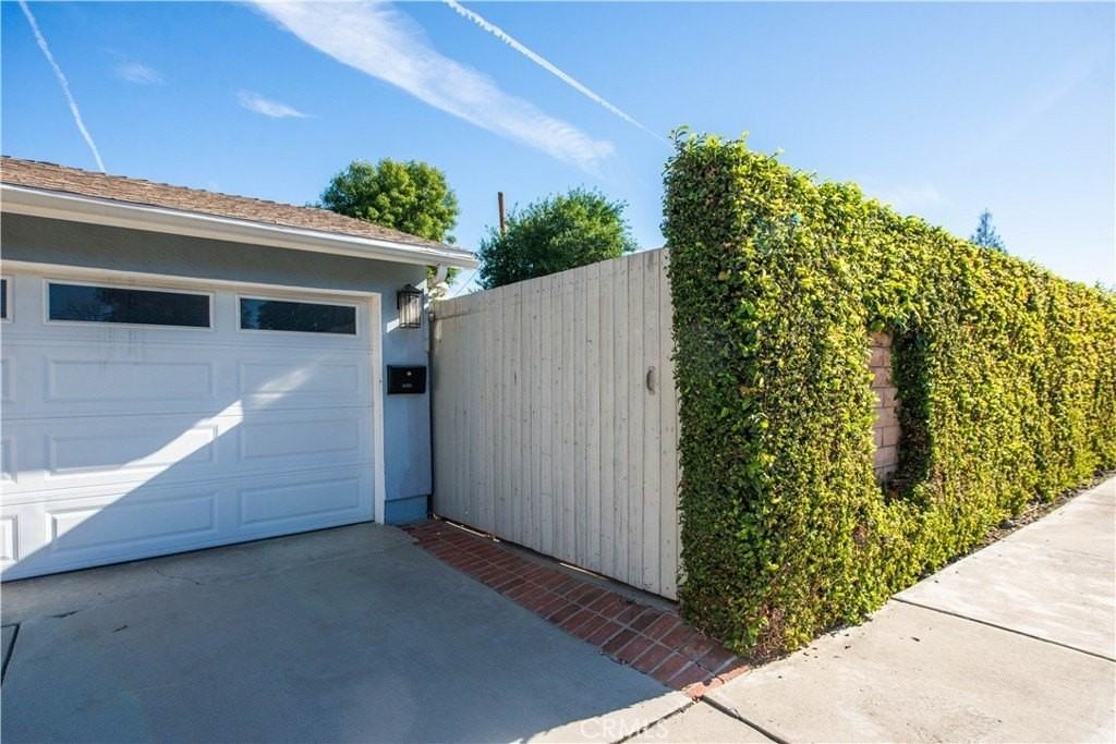 6580 Sheltondale Ave - Photo 2 of 23