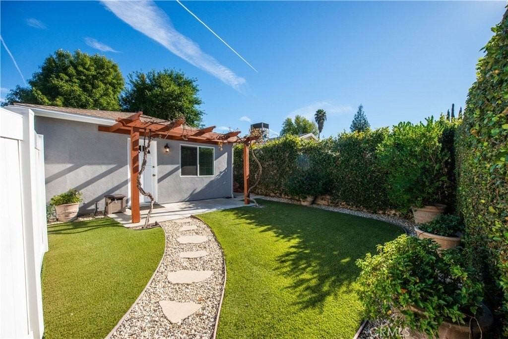 6580 Sheltondale Ave - Photo 3 of 23