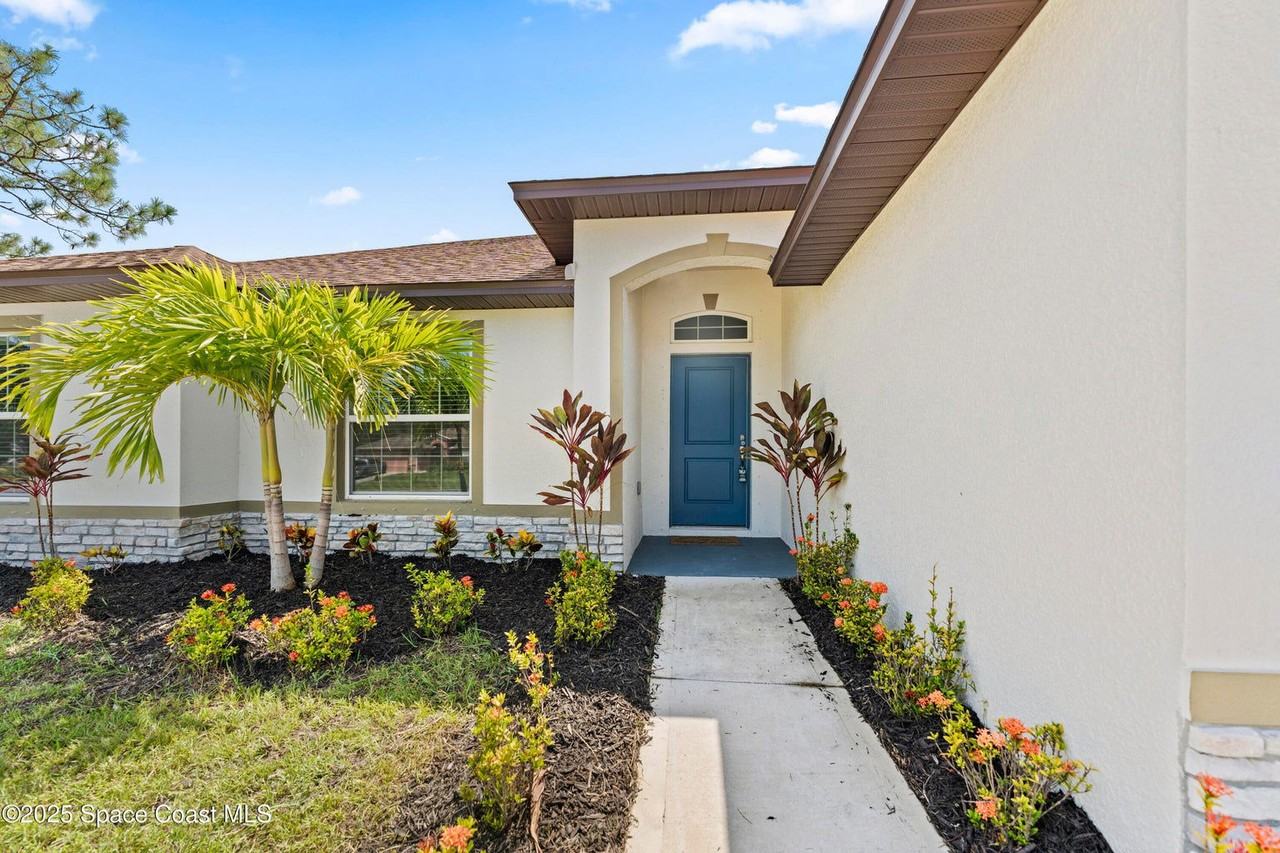 1938 Jupiter Blvd Sw - Photo 2 of 8