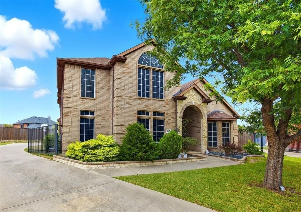 607 Hilltop Dr - Photo 3 of 40