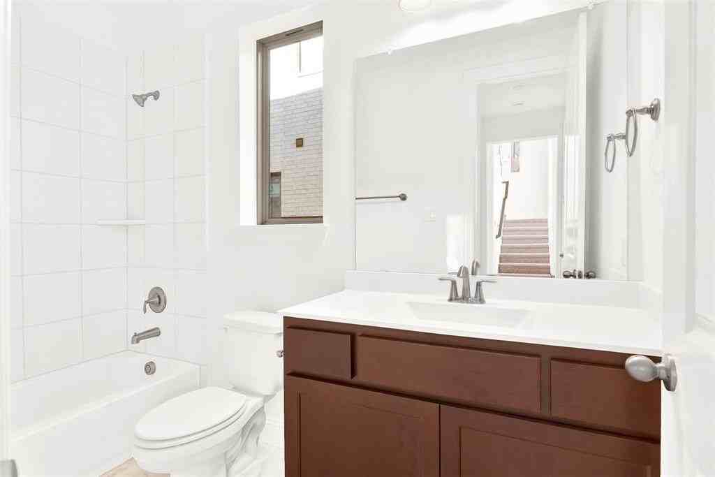 2414 Thavie St - Photo 7 of 37