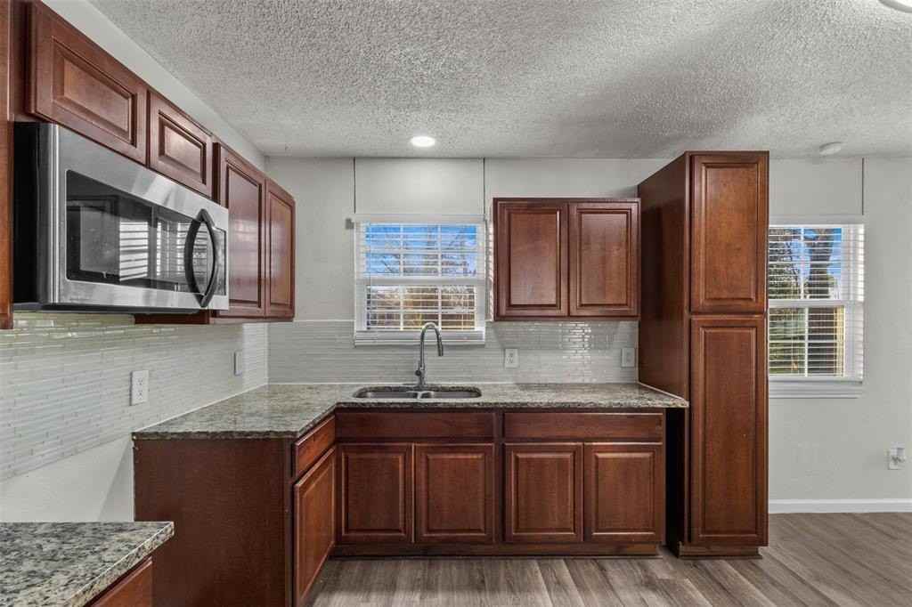 635 Woodmont Dr - Photo 5 of 15