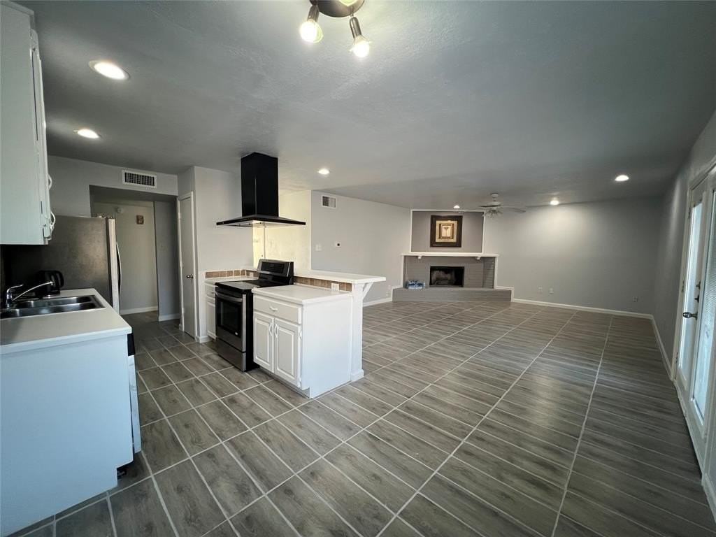 1911 Primrose Ln - Photo 4 of 18