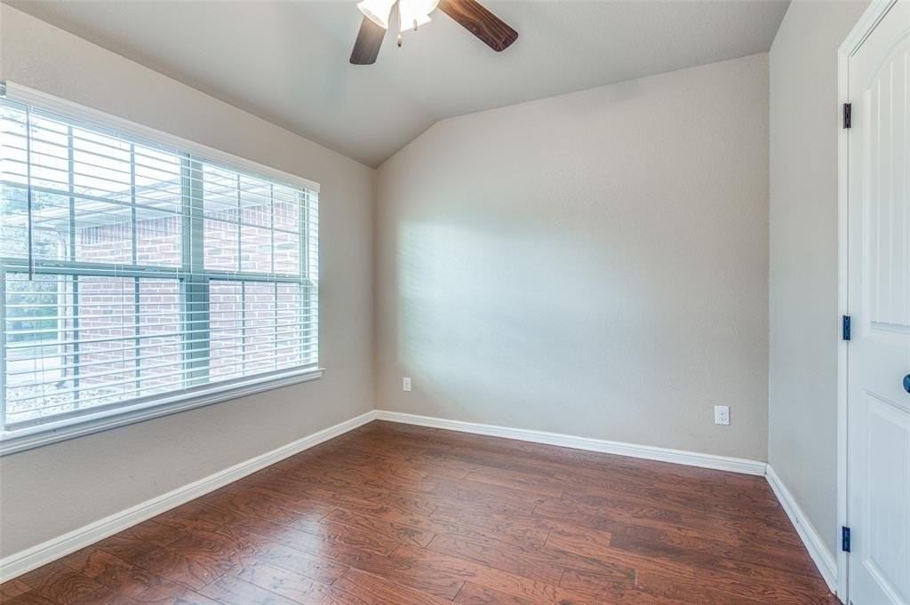 637 N Stewart St - Photo 5 of 25