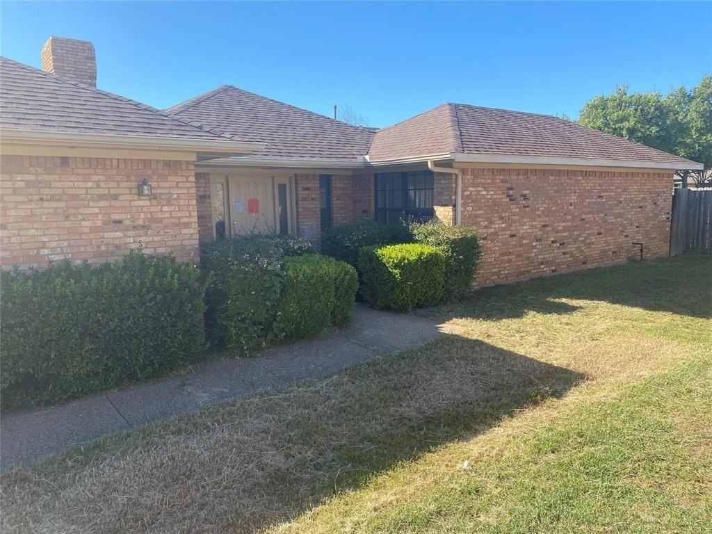 1109 Wimbledon Ln - Photo 2 of 24