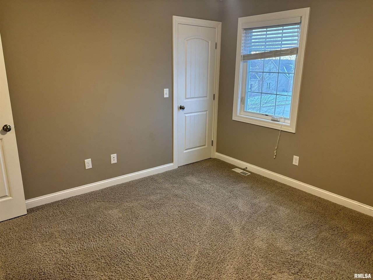 2116 W Geneva Rd - Photo 7 of 17