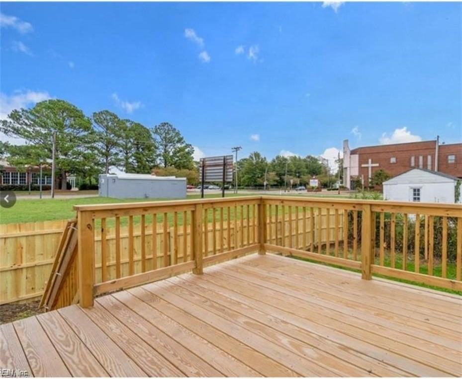 731 33rd St - Photo 3 of 31