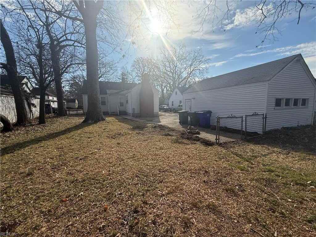 4876 Robin Hood Rd - Photo 4 of 20