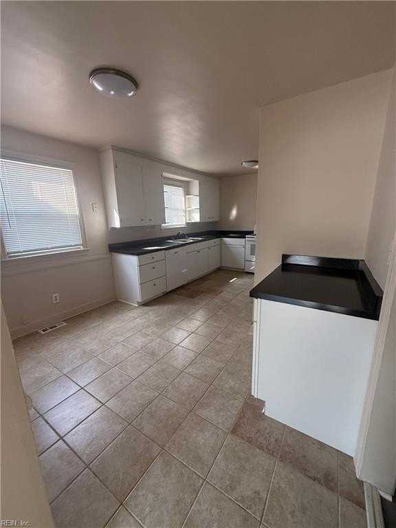 4876 Robin Hood Rd - Photo 7 of 20