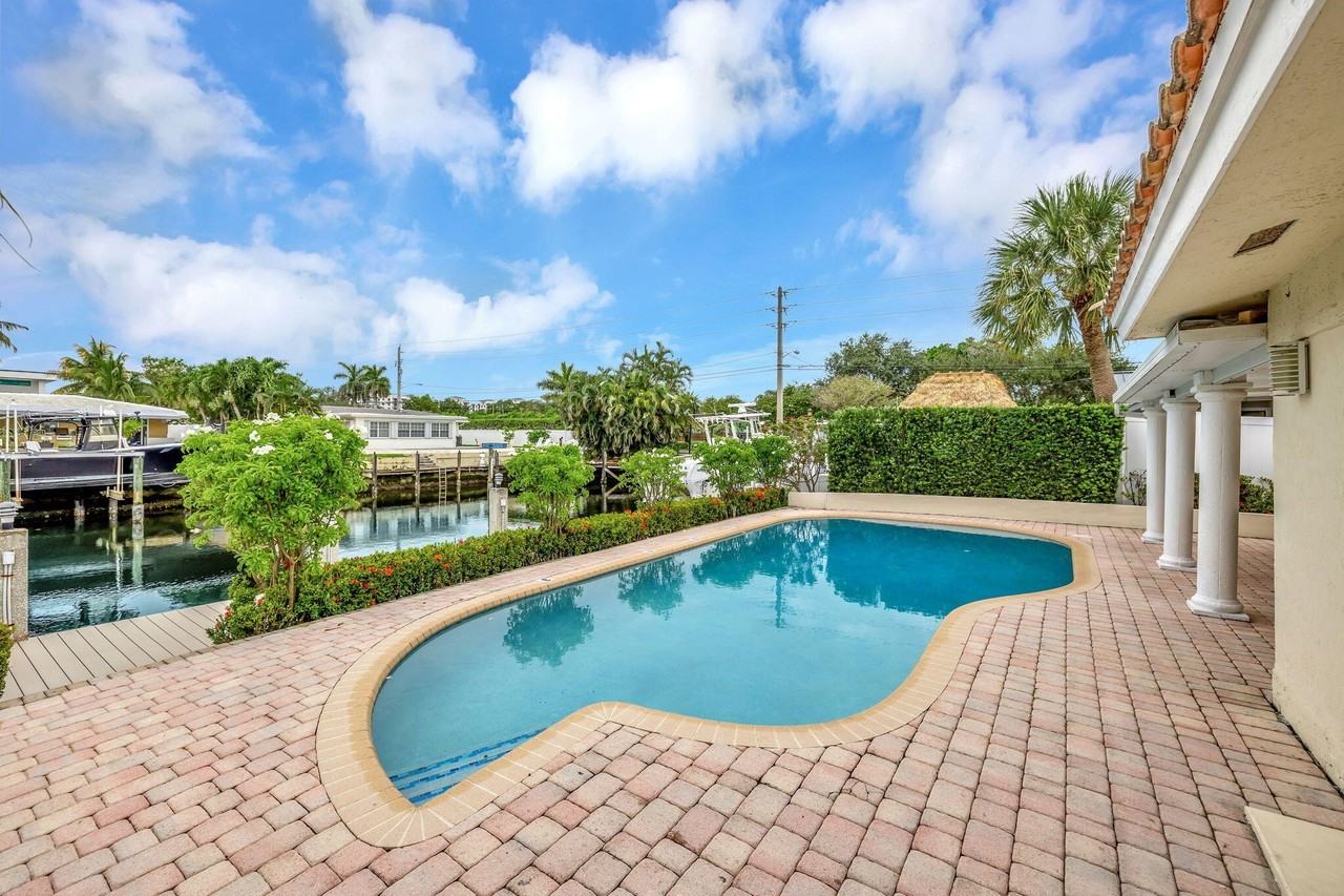 2612 Ne 5th St - Photo 4 of 41