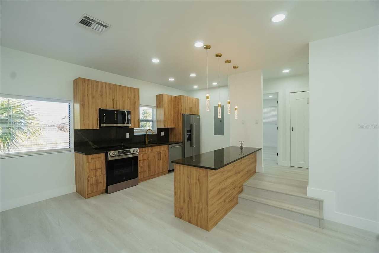 6821 Marius Rd - Photo 6 of 39