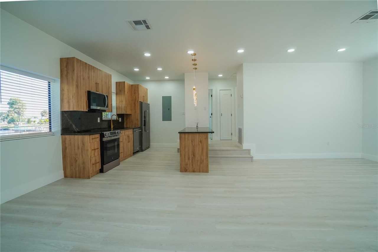 6821 Marius Rd - Photo 7 of 39