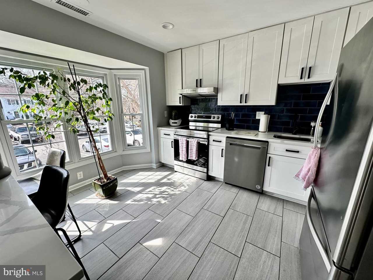 1456 Chatham Ct - Photo 2 of 38