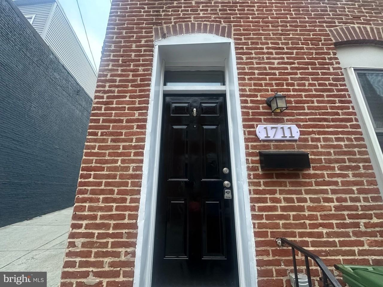 1711 Marshall St - Photo 2 of 18