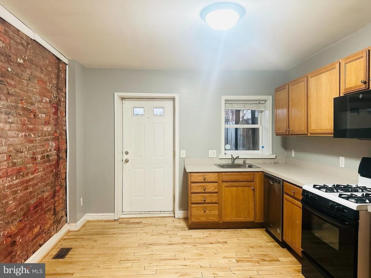 1711 Marshall St - Photo 6 of 18