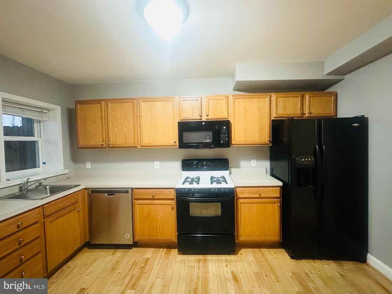 1711 Marshall St - Photo 7 of 18