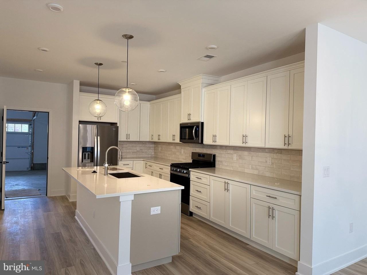 2103 Donatello Dr - Photo 3 of 18