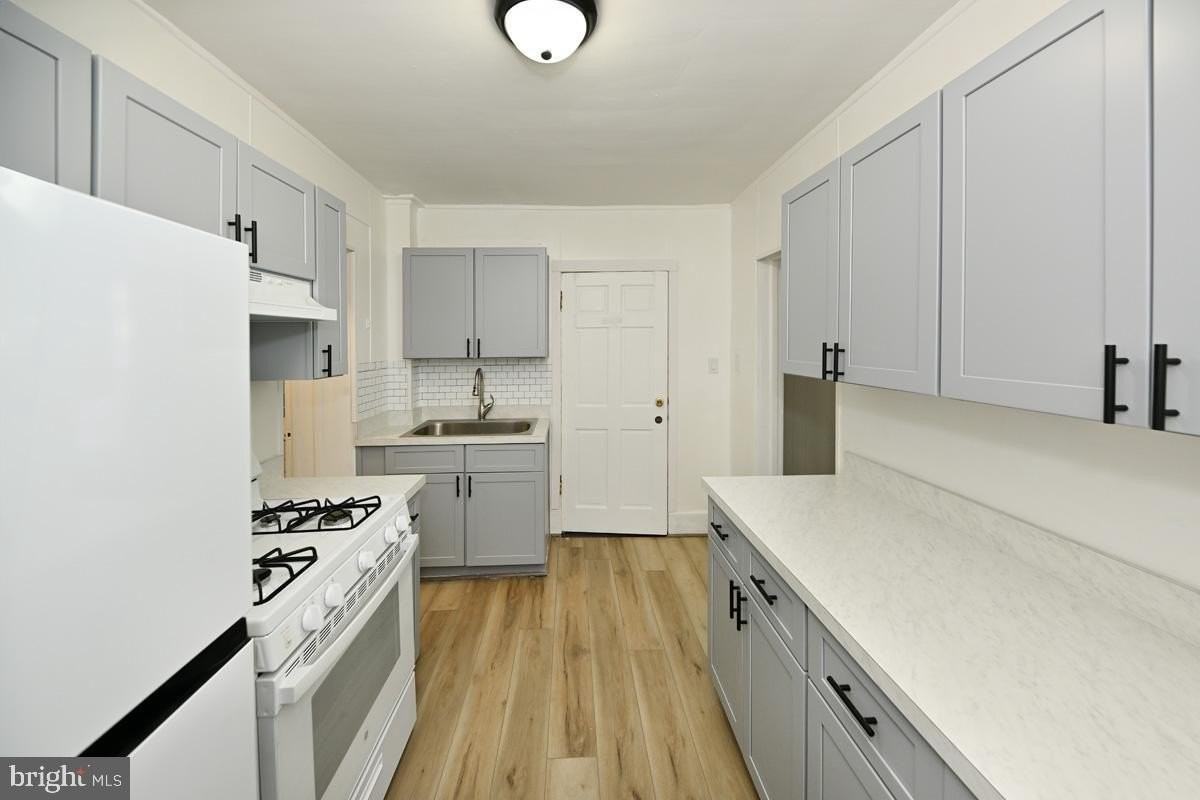 652 Penn St - Photo 6 of 14