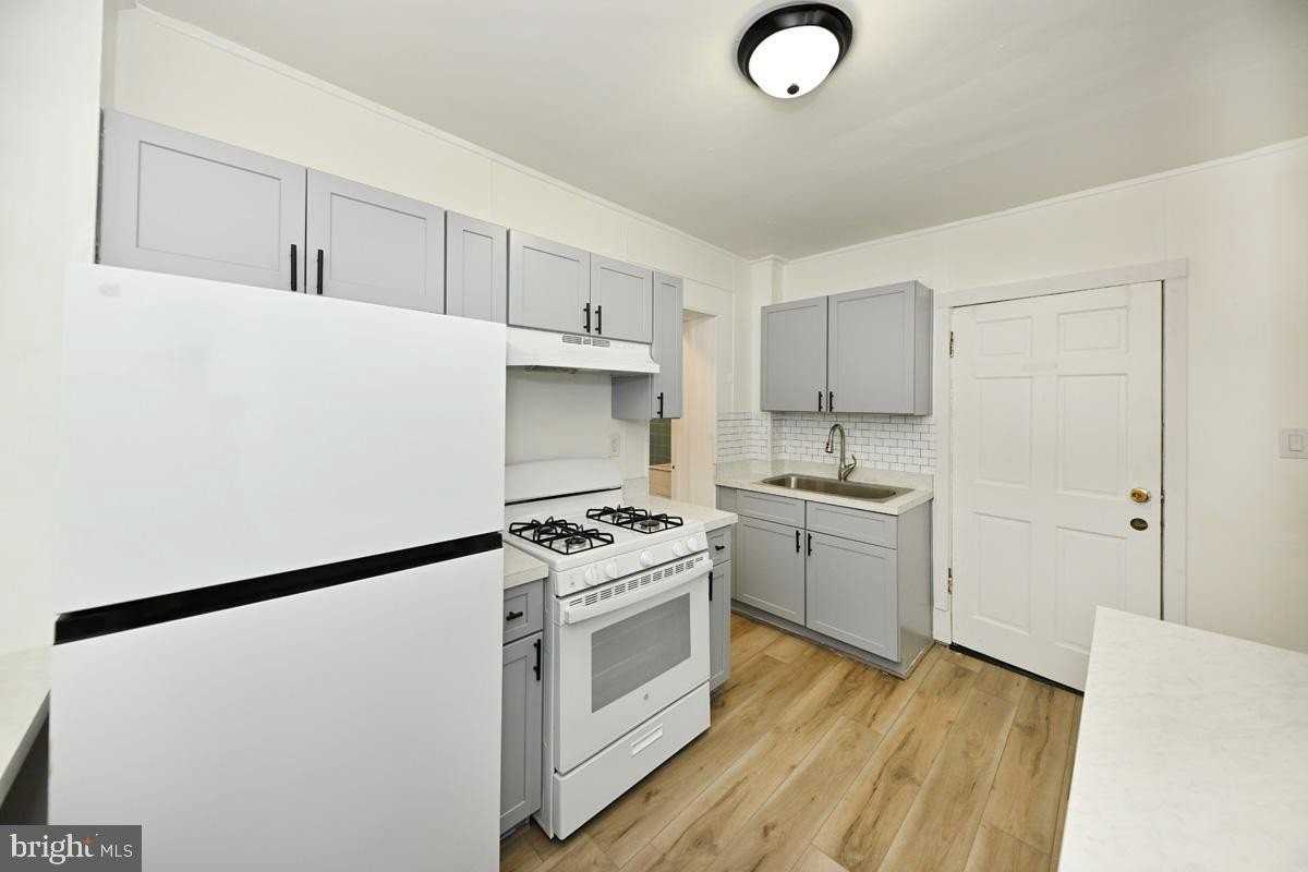 652 Penn St - Photo 7 of 14