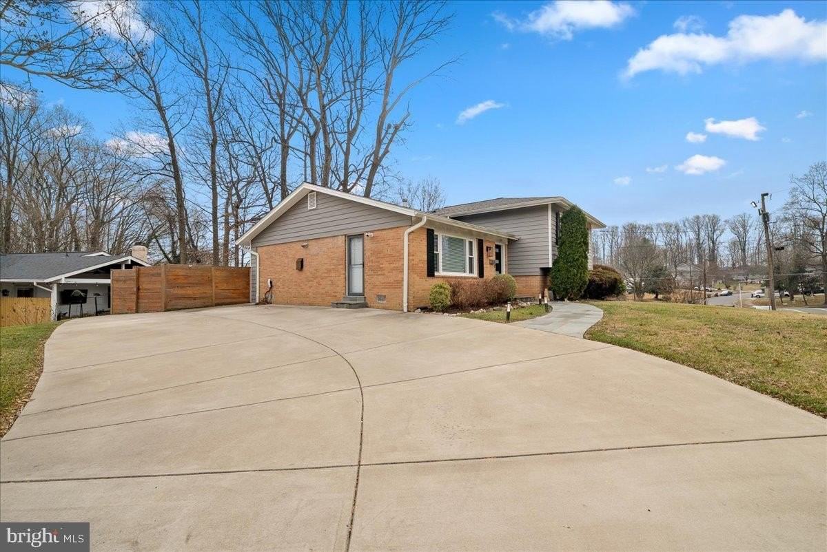 7845 Brompton St - Photo 2 of 32