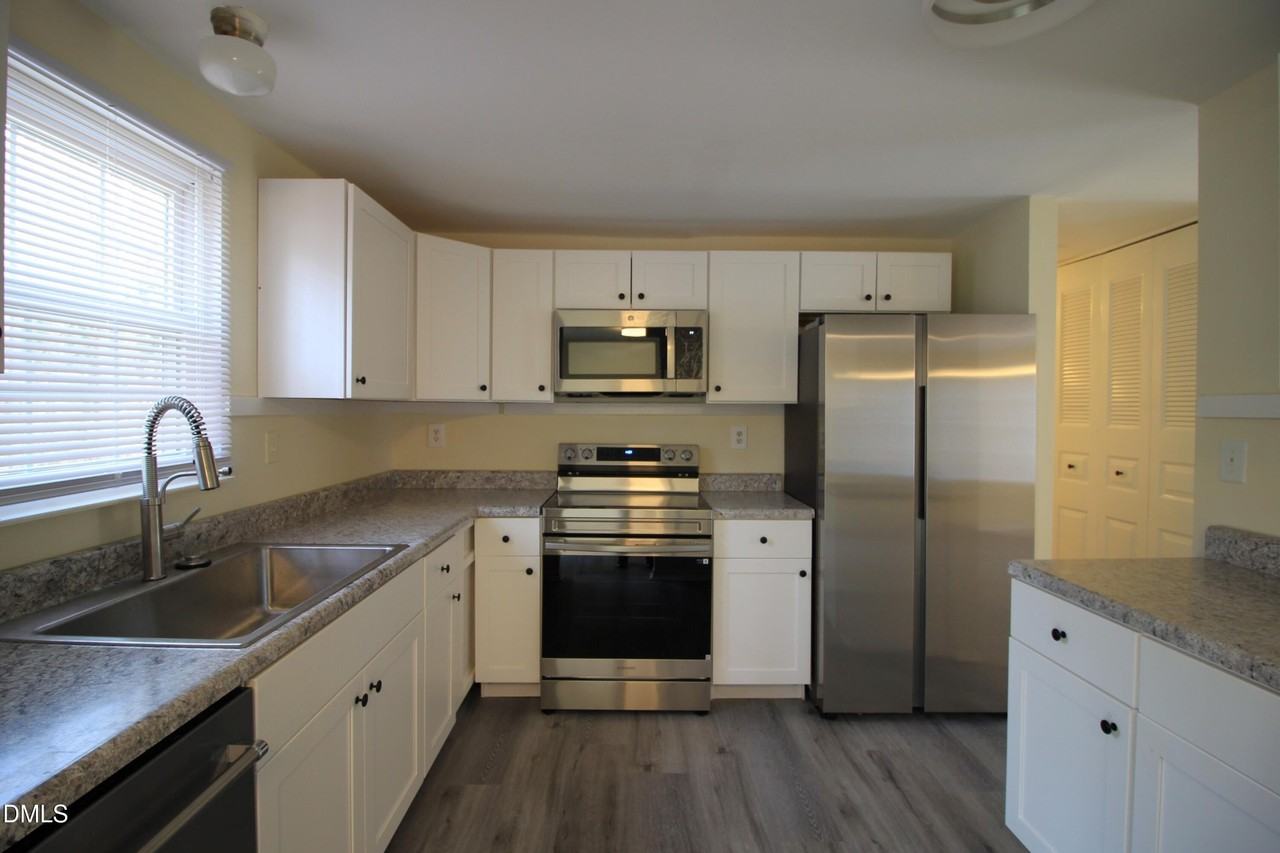 413 Drolmond Dr - Photo 5 of 19