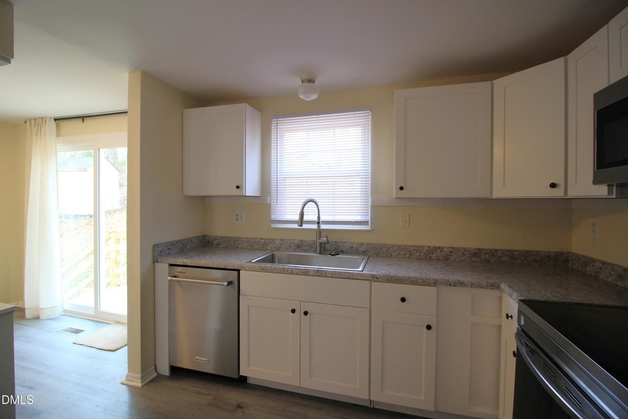 413 Drolmond Dr - Photo 7 of 19