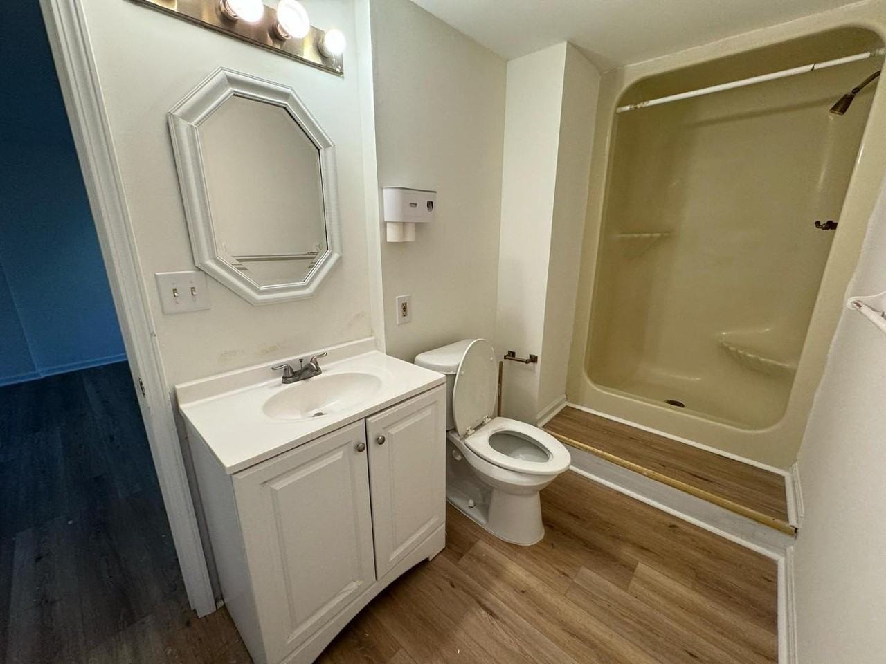 1043 Shadywood Ln - Photo 2 of 17