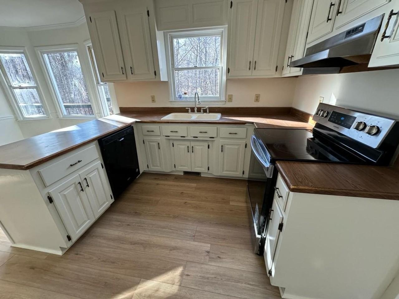 1043 Shadywood Ln - Photo 4 of 17