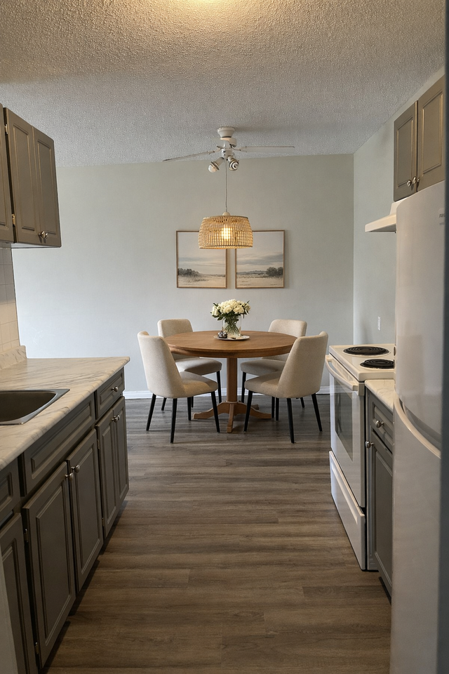 Marine Manor - Photo 3 of 14