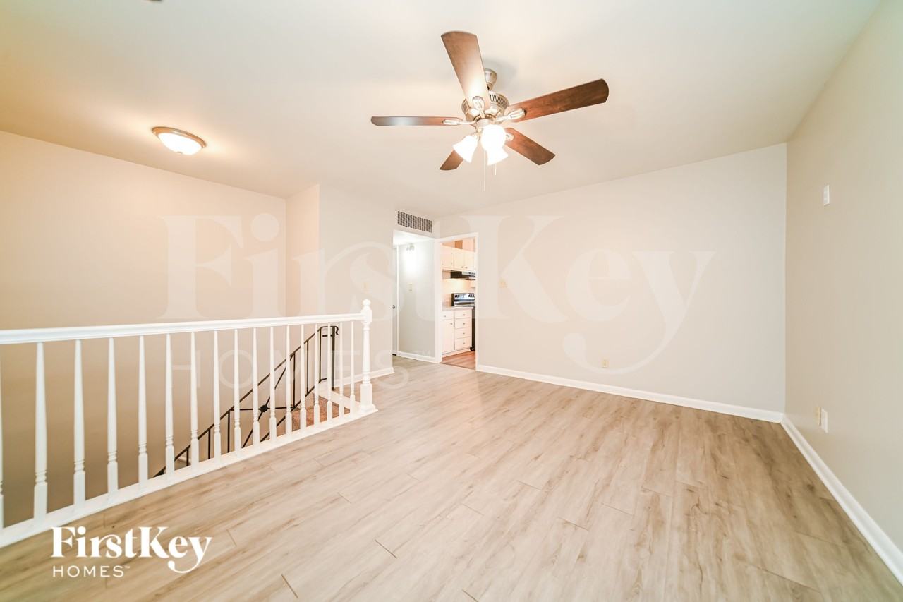 342 Roxbury Dr - Photo 2 of 19