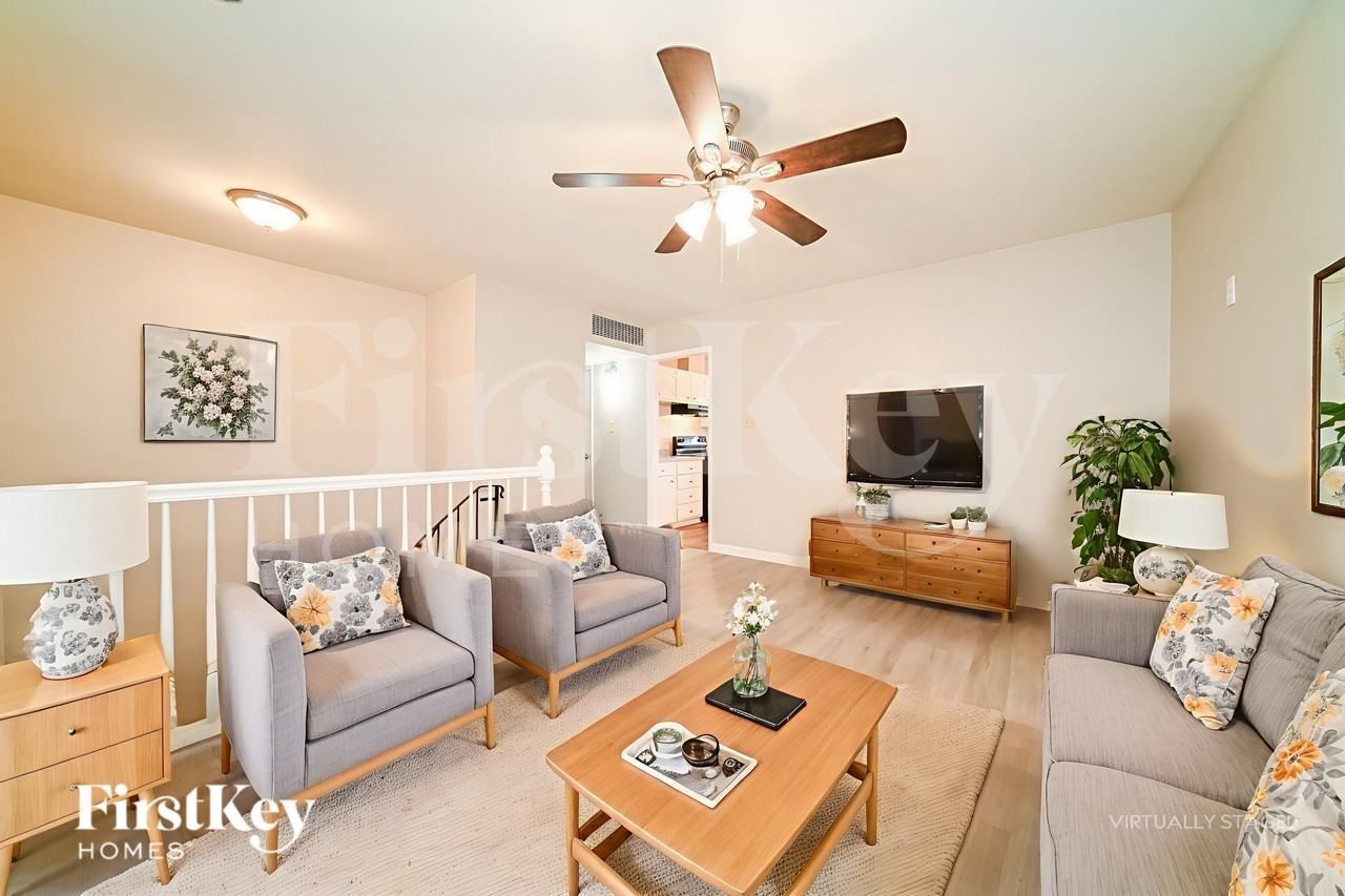 342 Roxbury Dr - Photo 3 of 19