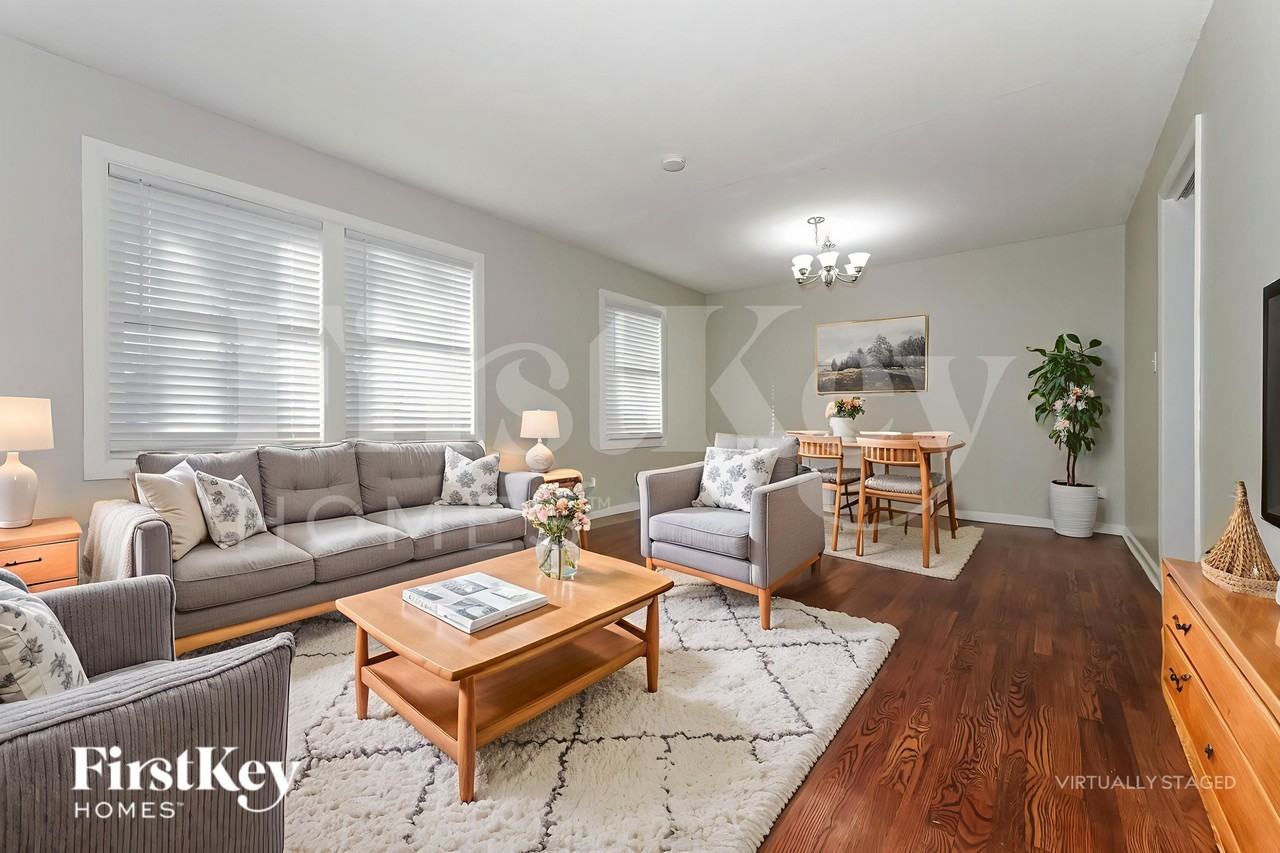 8906 W 93rd St - Photo 3 of 19