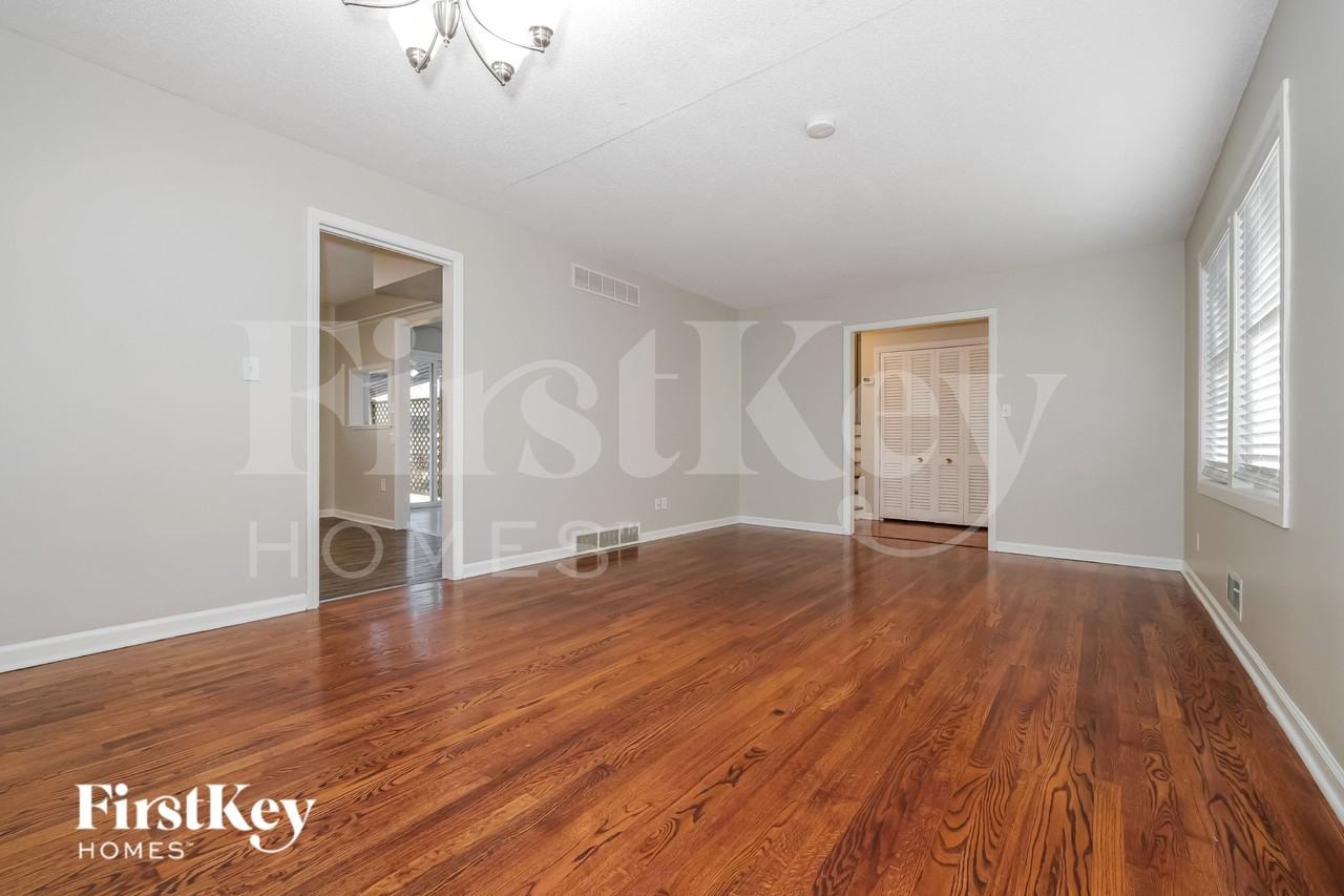 8906 W 93rd St - Photo 4 of 19