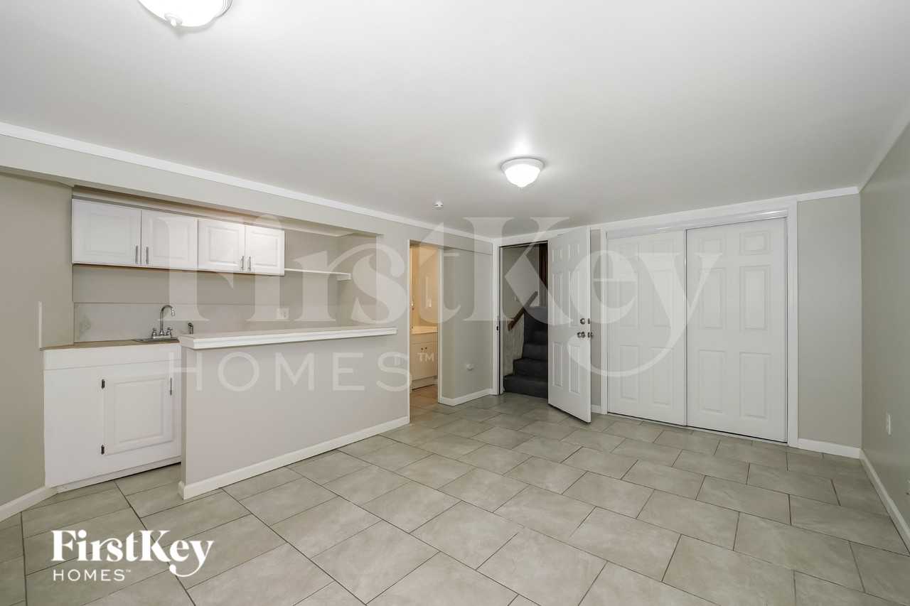 8906 W 93rd St - Photo 7 of 19