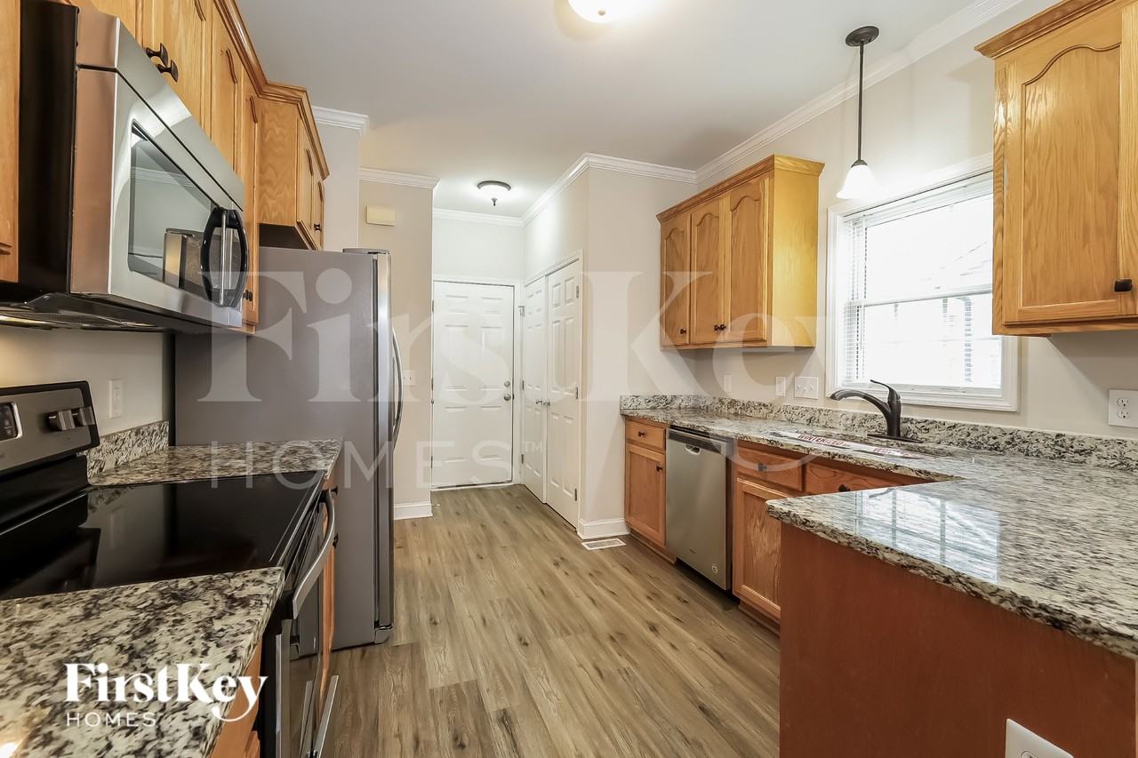 2215 Charles Towne Ct - Photo 5 of 19