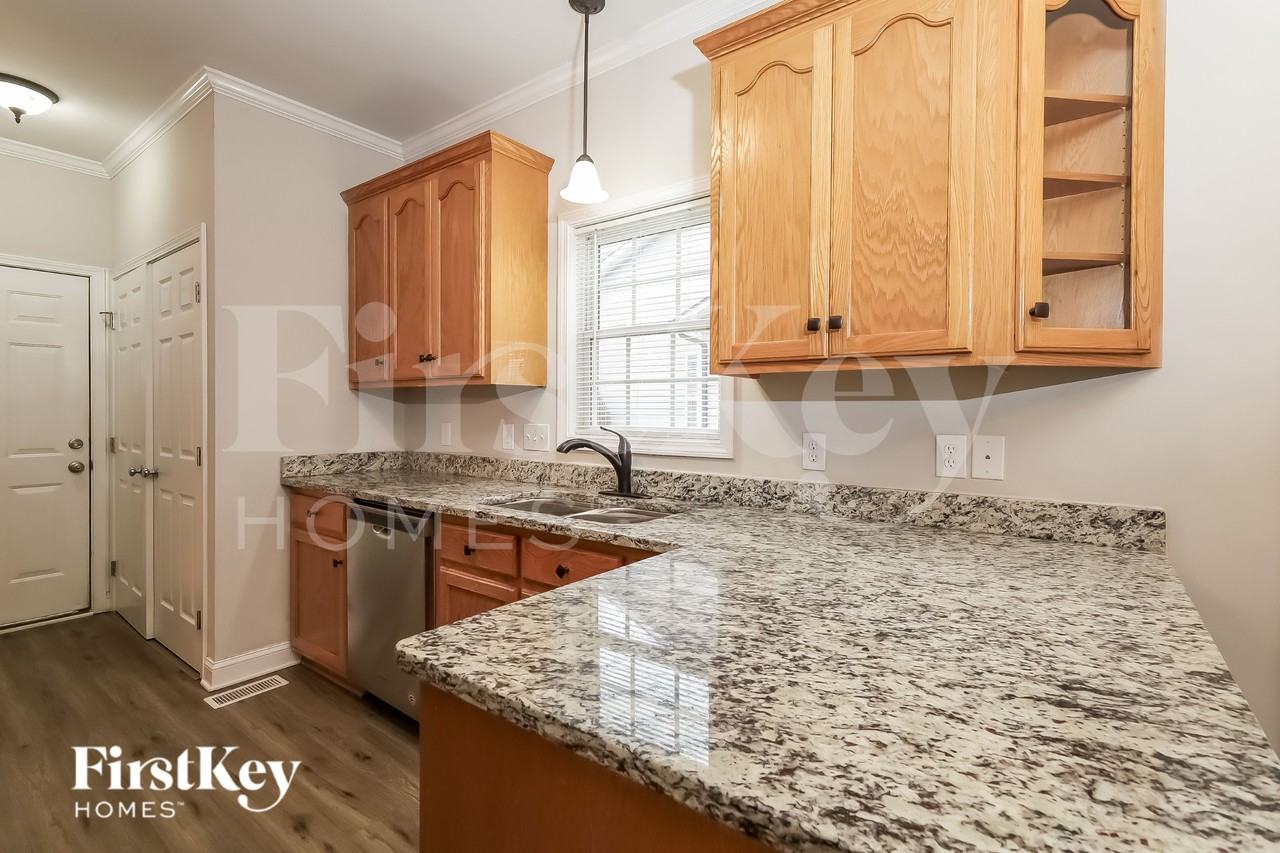 2215 Charles Towne Ct - Photo 7 of 19