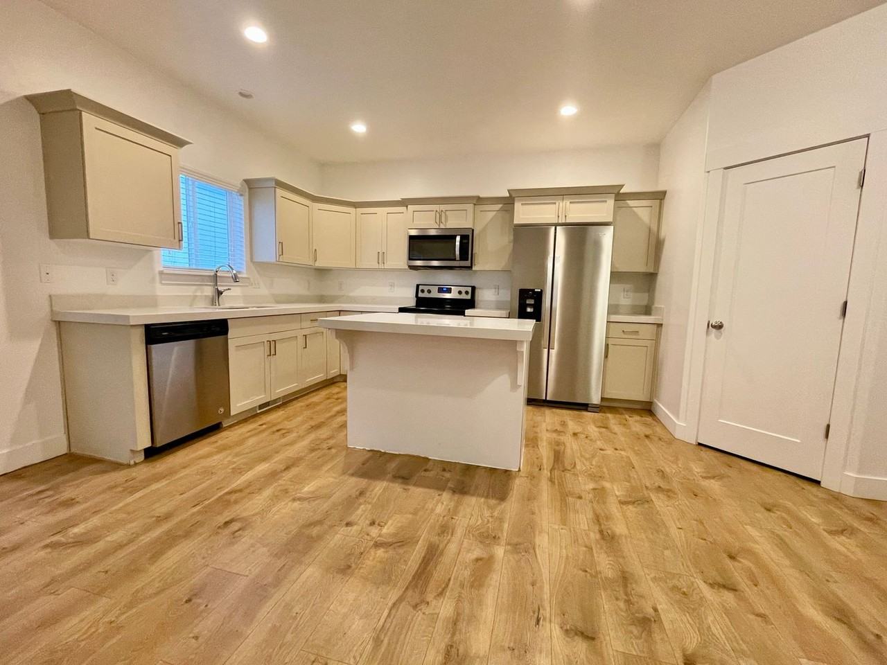 836 E 340 S - Photo 7 of 31