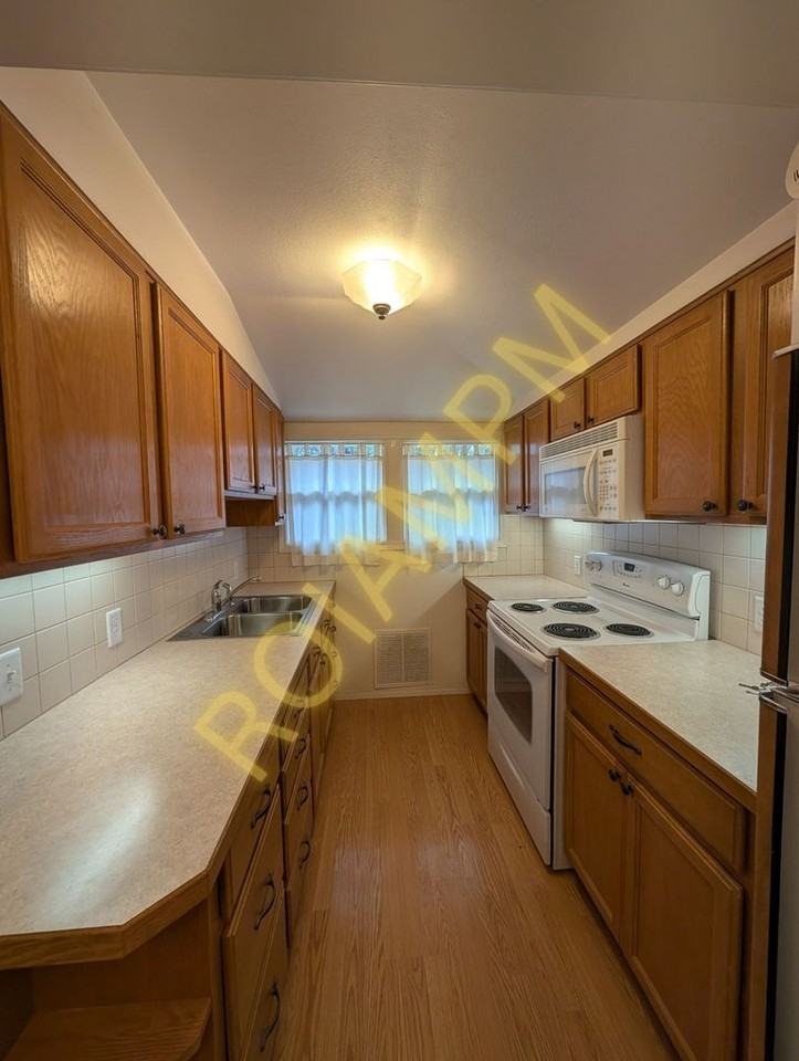 1410 Maple Ave - Photo 4 of 8