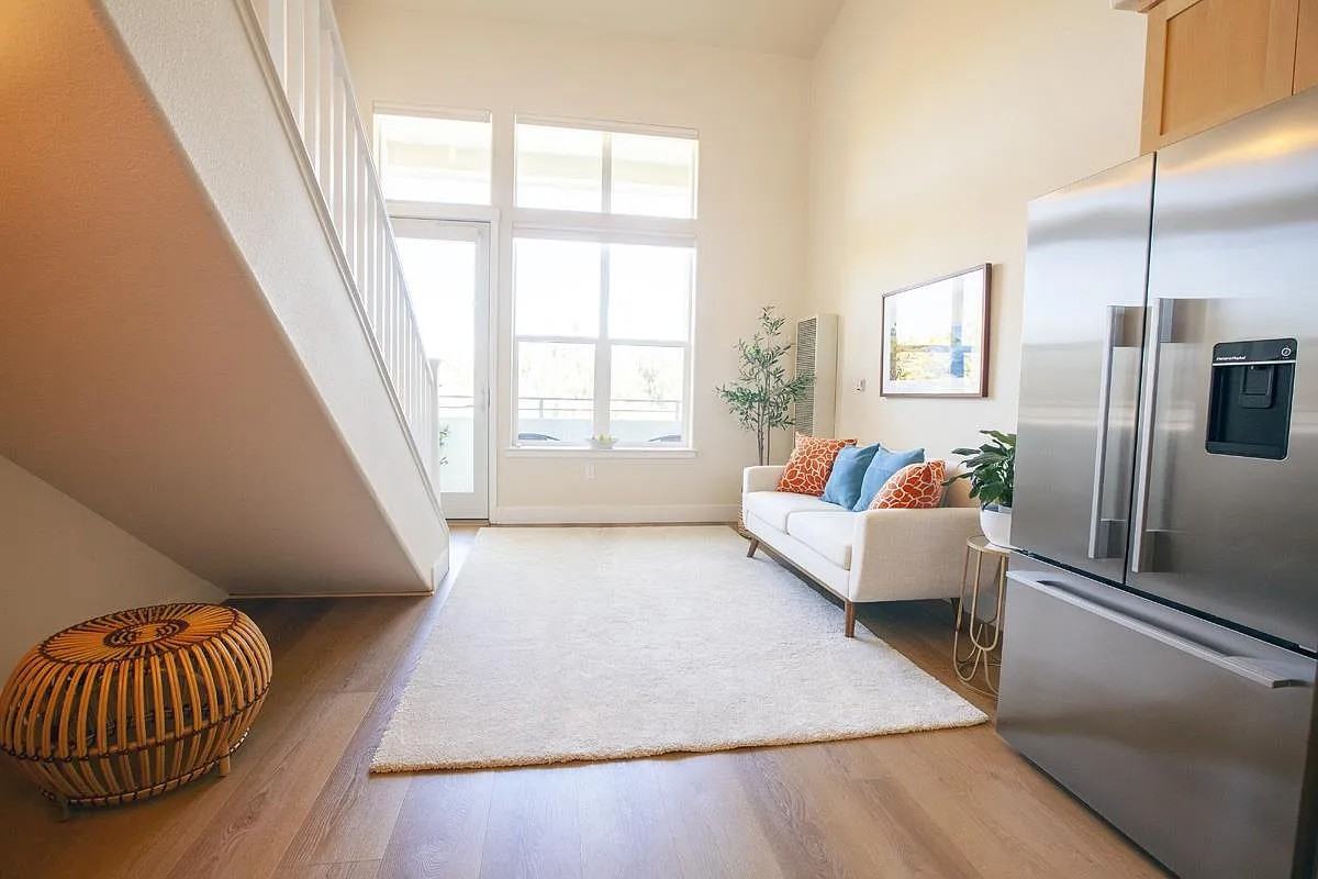 224 Laurel St - Photo 4 of 14