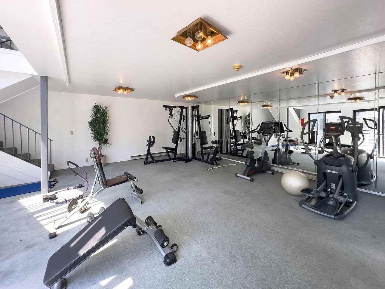 320 Peninsula Ave - Photo 3 of 8