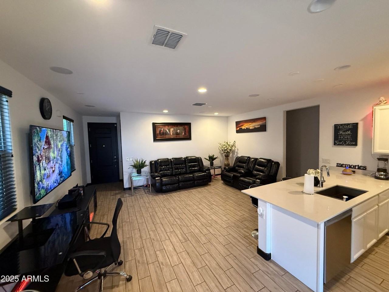 8956 W Solano Dr - Photo 6 of 19