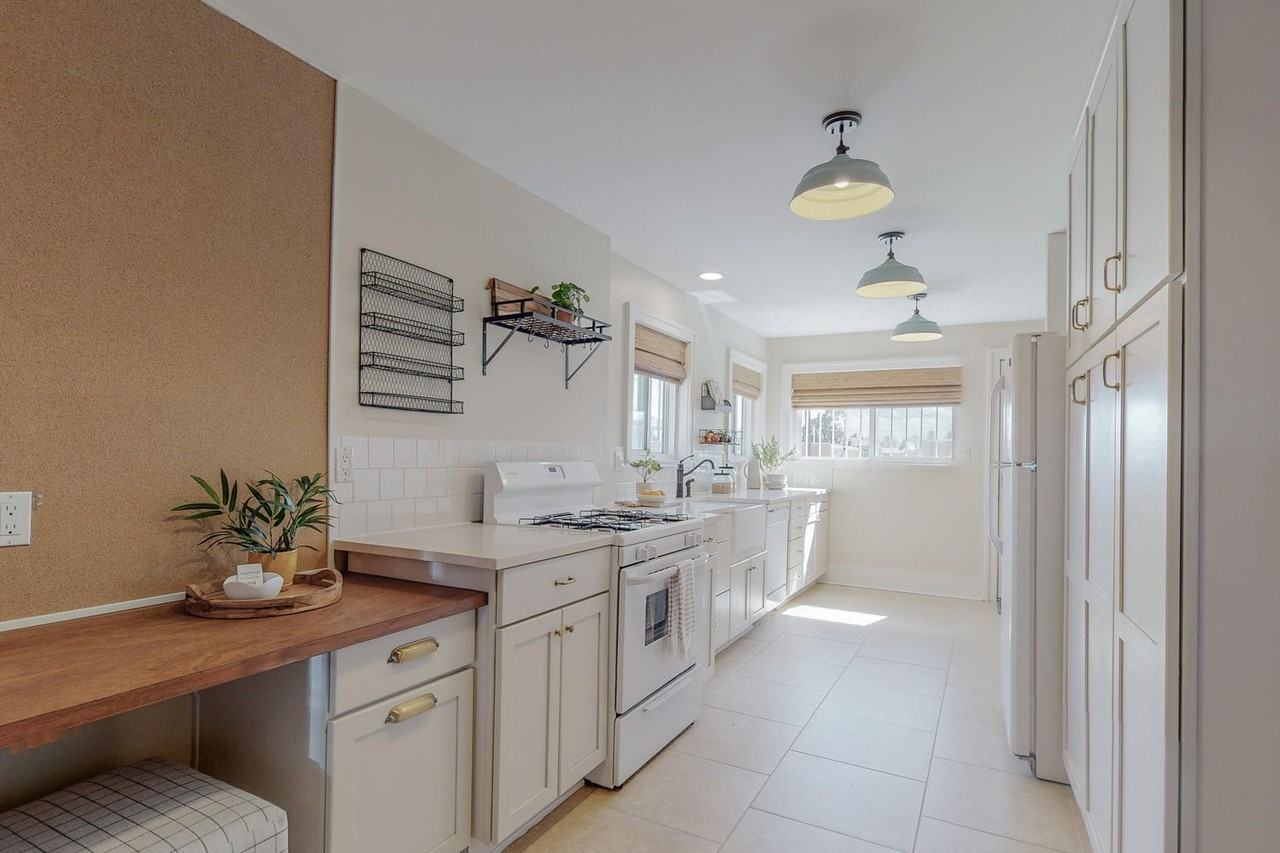 1610 Las Lomas Rd Ne #0 - Photo 4 of 22