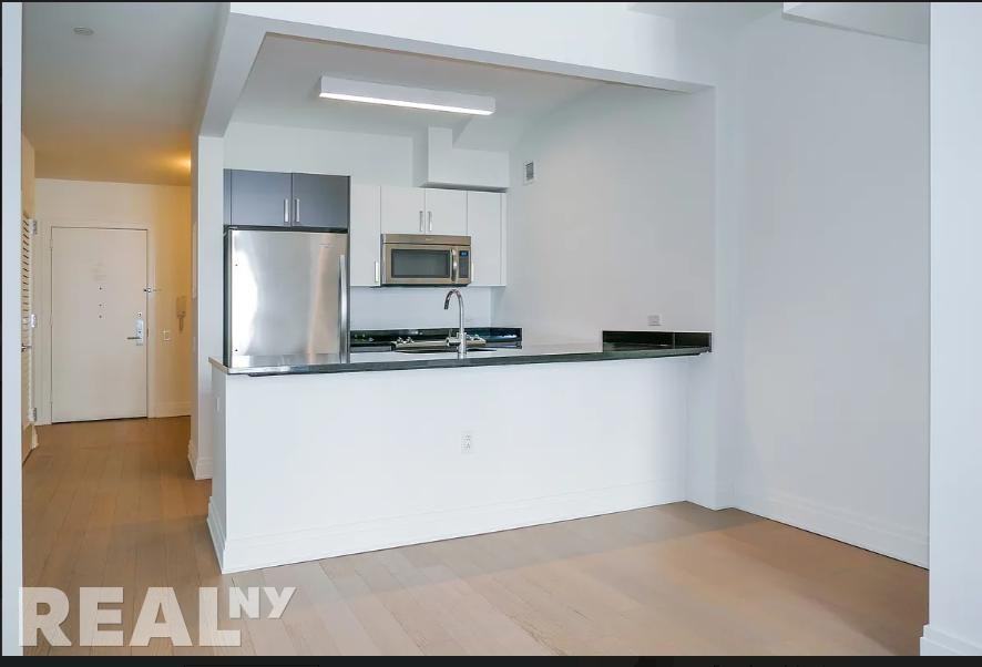 Pine St #2503 - Photo 2 of 9