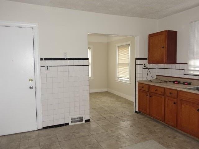 8205 E Outer Dr - Photo 6 of 22