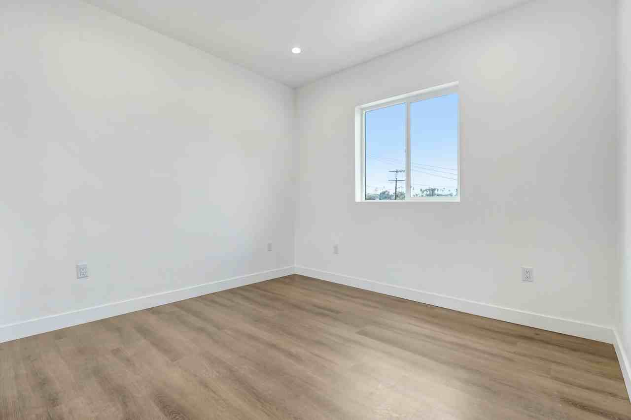 5346-5350 Oakland Street - Photo 3 of 31