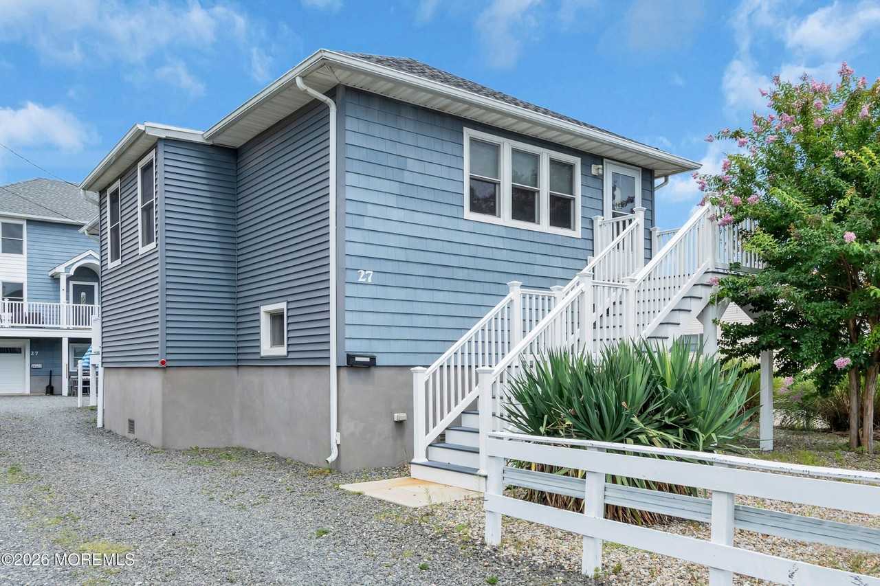 27 Arnold Ave - Photo 3 of 48