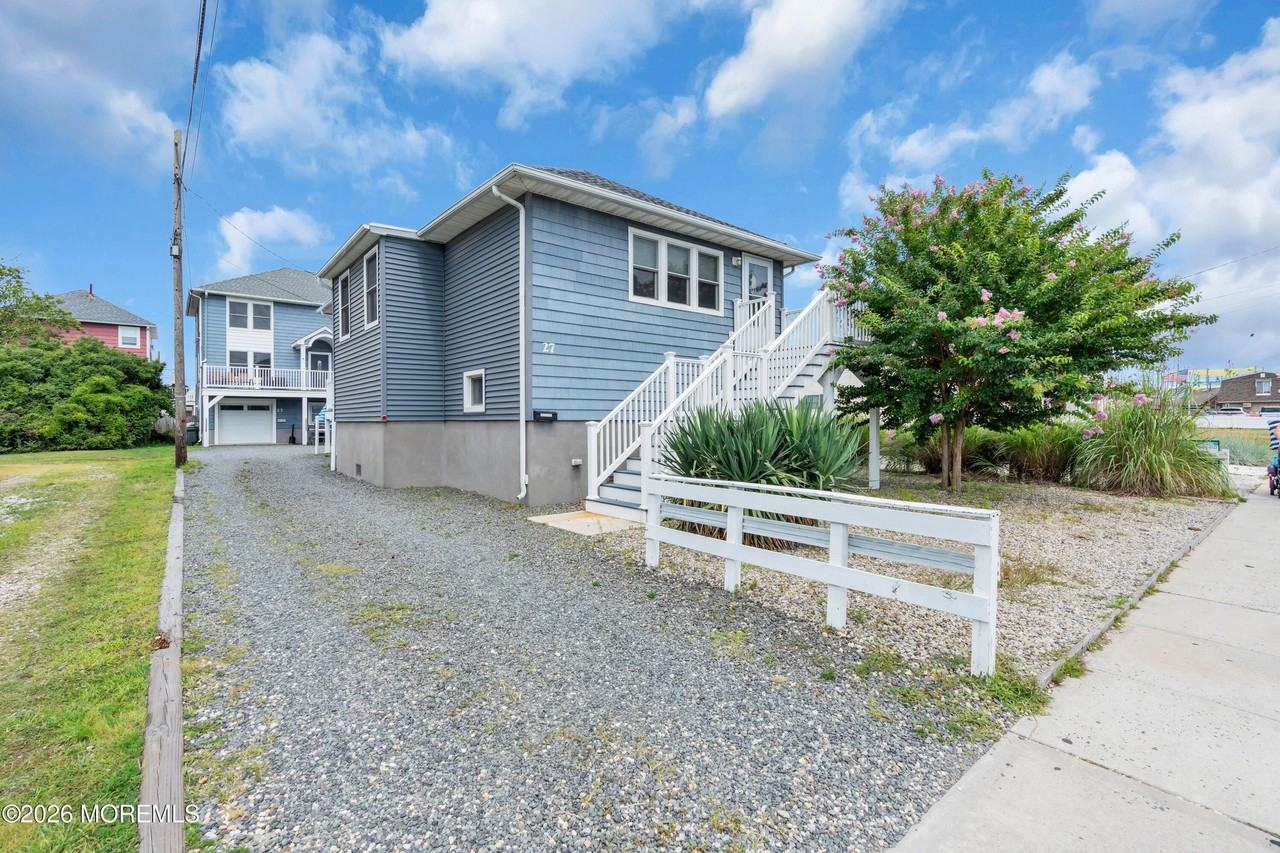 27 Arnold Ave - Photo 6 of 48