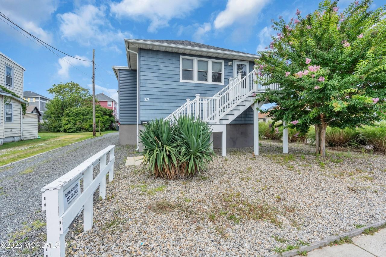 27 Arnold Ave - Photo 7 of 48